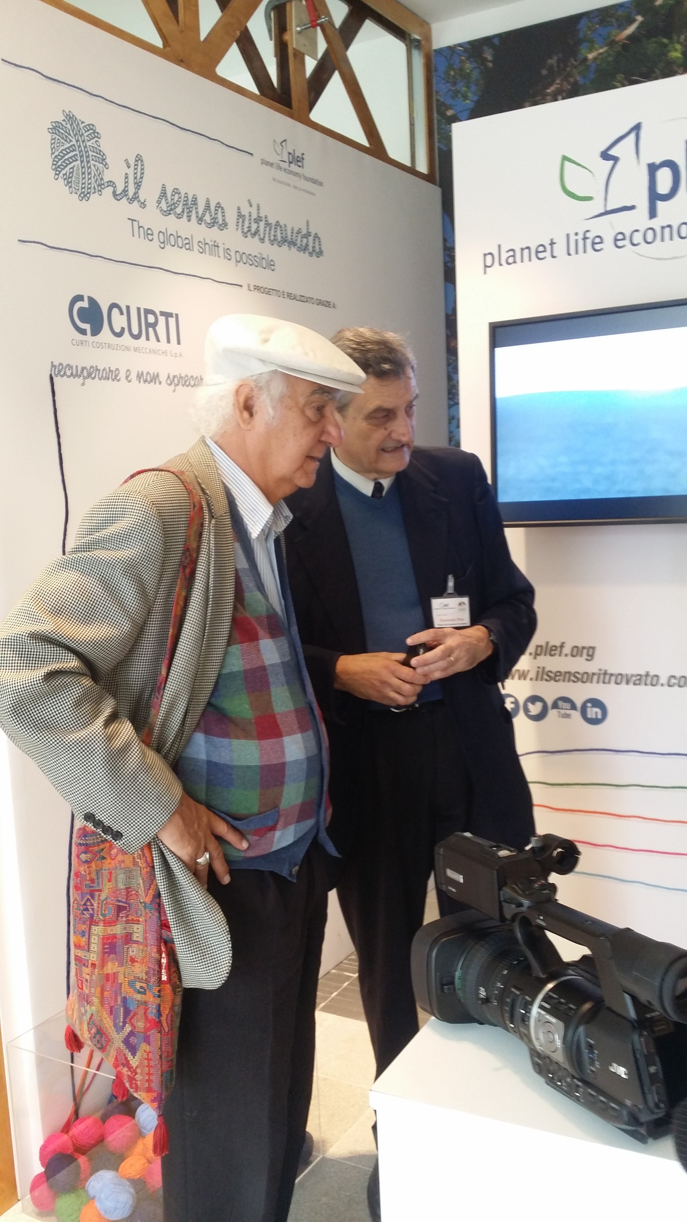 Prof. Luisi e Emanuele Plata nello stand PLEF ad EXPO2015